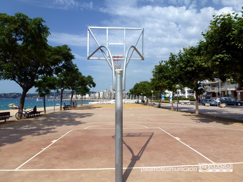 La pista de bàsquet del passeig del Mar de Palamós.