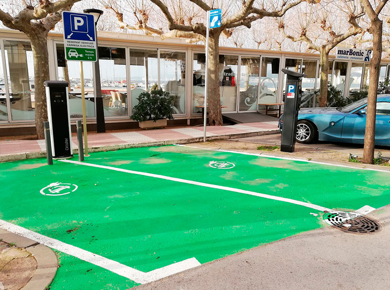 El nou punt de recàrrega de vehicles elèctrics al passeig del Mar de Palamós. (Foto: Ajuntament de Palamós).