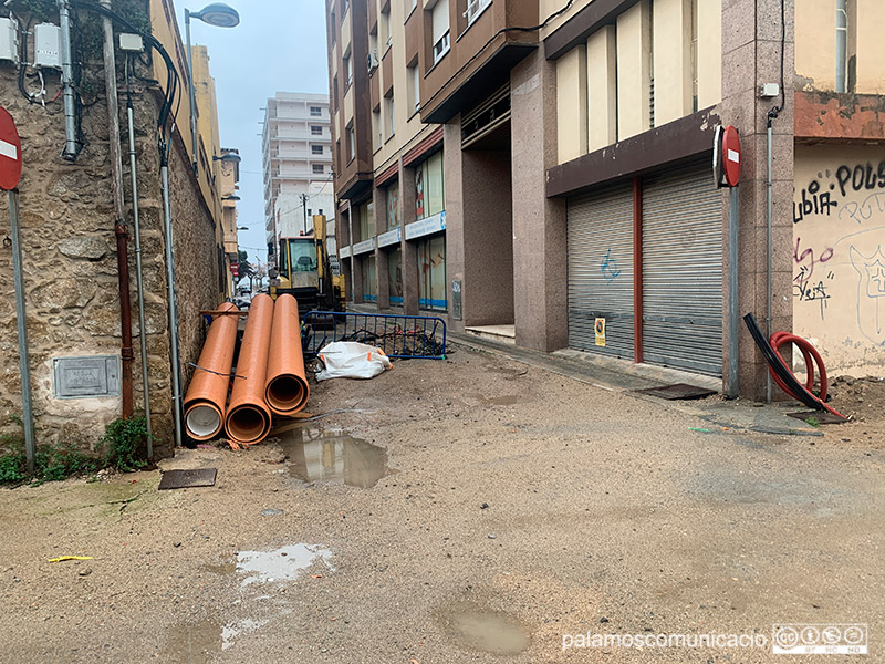 Estat de les obres al carrer de la Mercè, ahir al matí.