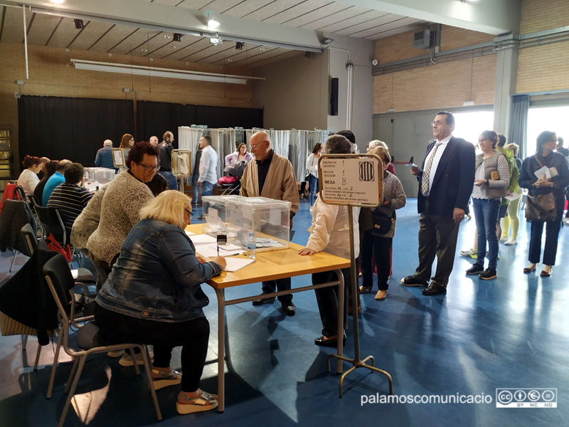 Imatge d'arxiu de persones votant a les darreres eleccions municipals de Palamós.