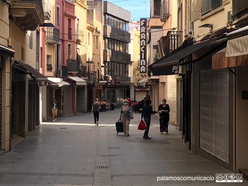 Imatge d'arxiu del carrer Major de Palamós amb els comerços no essencials tancats.