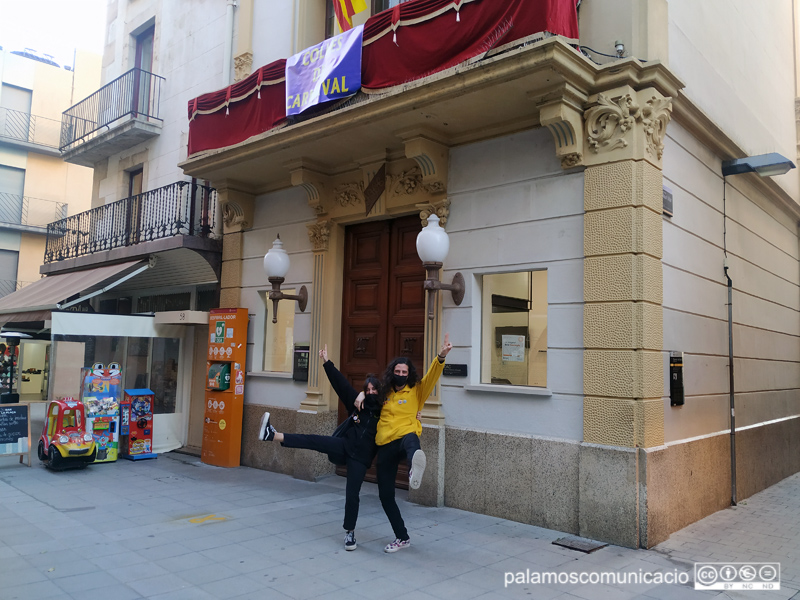 Sandra Maruny i Dante Chiarella, Reina i Rei del Carnaval de Palamós, sota la balconada de l'Ajuntament.