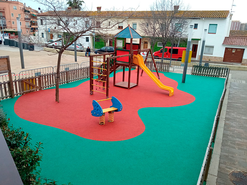 El parc infantil de la Plaça de Sant Pere, amb el nou paviment. (Foto: Ajuntament de Palamós).