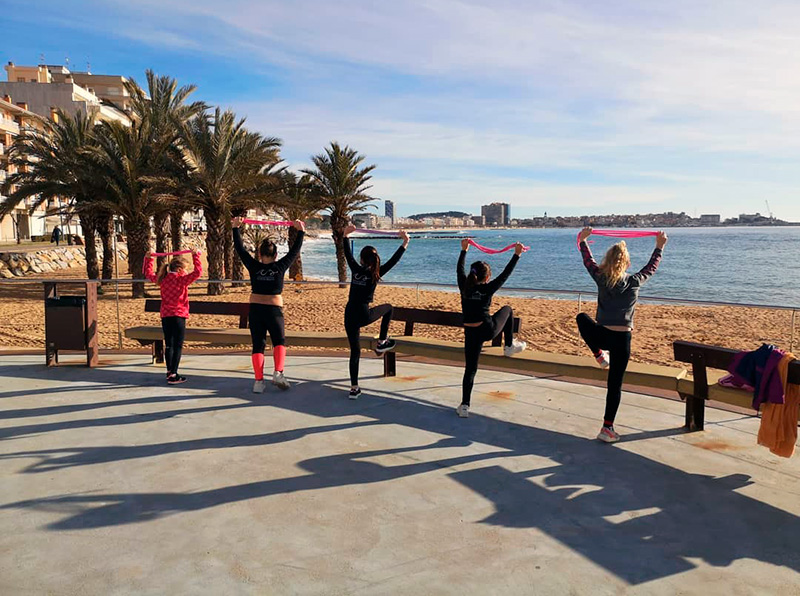 Gimnastes del Club Gimnàstica Rítmica Costa Brava, en un entrenament a l'aire lliure a Sant Antoni.