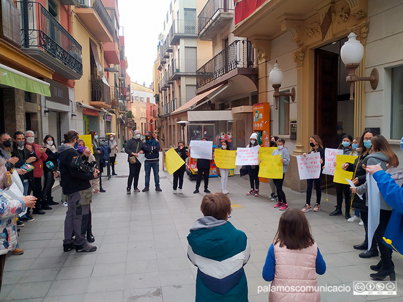 Concentració organitzada per l'AFA de La Salle Palamós, avui davant l'Ajuntament.