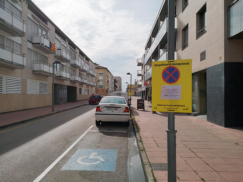 Senyalització al carrer de Mallorca informant del 'Fem dissabte'.