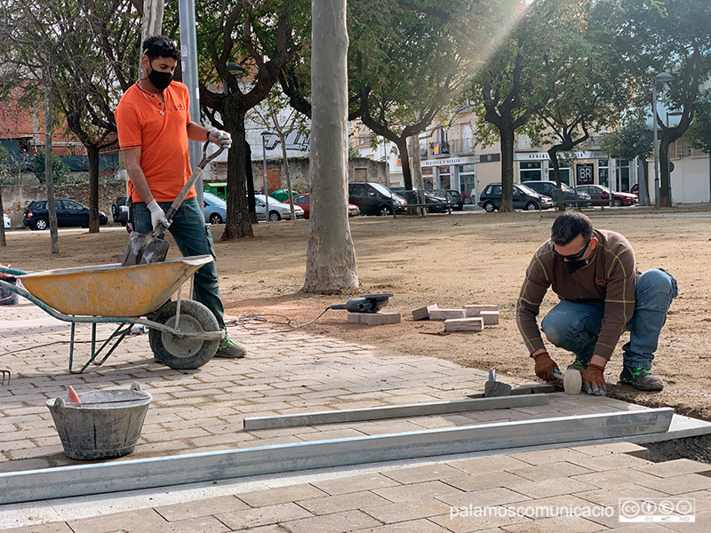 Operaris de la Brigada Municipal reparant panots malmesos a la plaça del Suro, aquest dimecres.