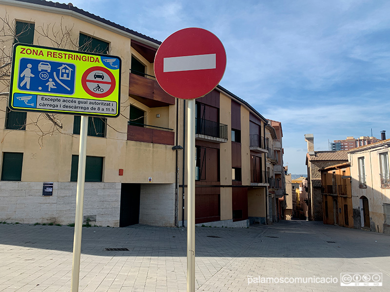 L'entrada del carrer del Pedró, al barri vell de Palamós.