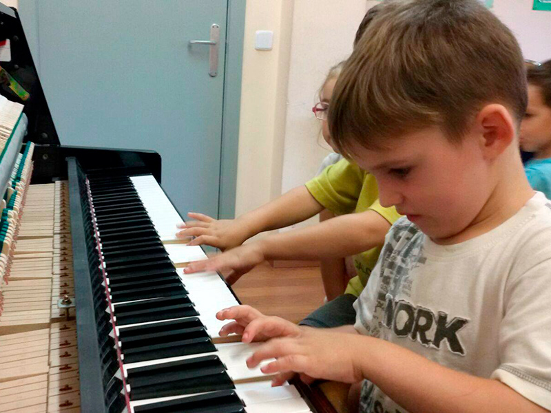 Alumnes de l'Escola de Música Adrià Sardó de Calonge. (Foto. Escola de Música de Calonge).