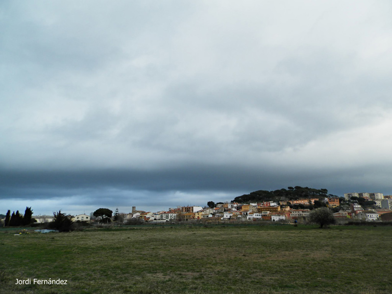 Núvols baixos a Palamós amb l'església de Santa Eugènia al fons. (Foto: J. Fernández tempspalamos.blogspot.com).