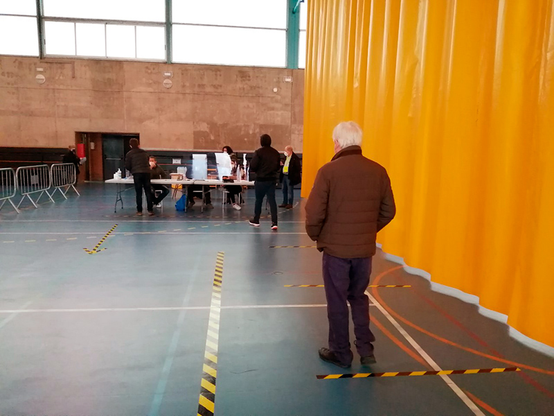 Votacions al Pavelló de Sant Antoni, el passat 14 de febrer. (Foto: Ajuntament de Calonge i Sant Antoni).
