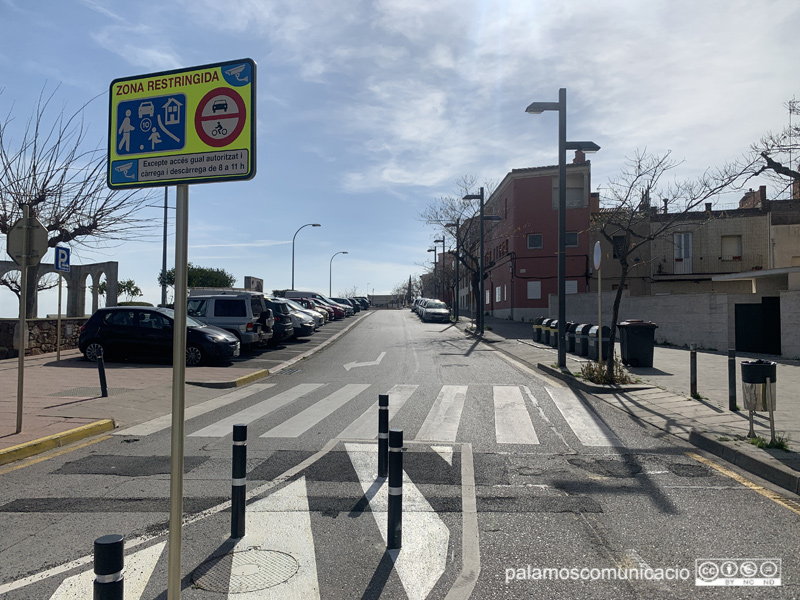 Accés al barri vell de Palamós pel carrer del Pedró.