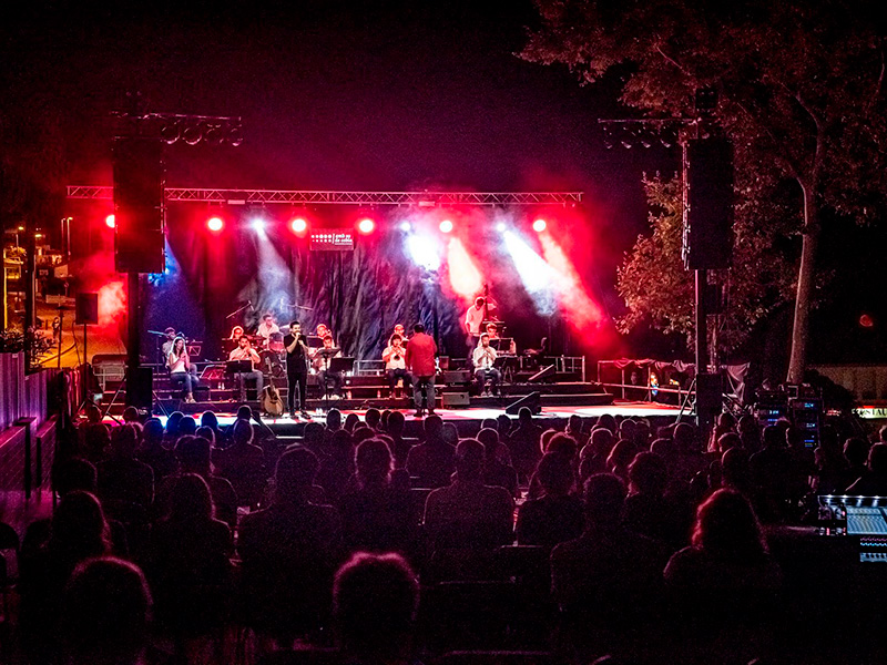 Actuació de la Cobla Bisbal Jove durant el festival 'Amb so de cobla' 2020, al passeig de les PItes. (Foto: ambsodecobla.cat).