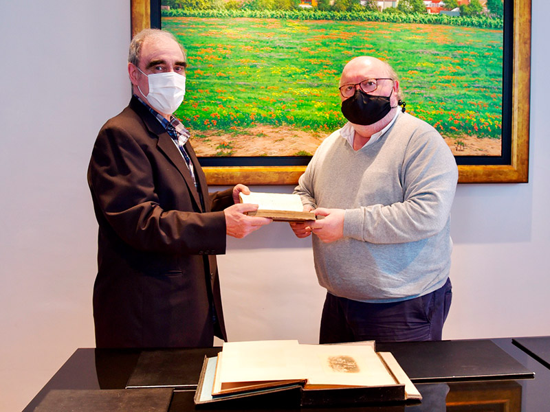 Joan Dalmau Puig ha cedit a l'Ajuntament de Calonge i Sant Antoni dos llibres històrics. (Foto: Ajuntament de Calonge i Sant Antoni.