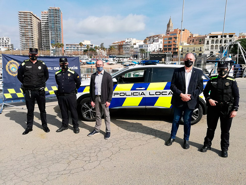 L'alcalde de Palamós i el regidor de Seguretat, davant el nou cotxe patrulla, acompanyats de l'inspector i d'agents de la Policia Local.