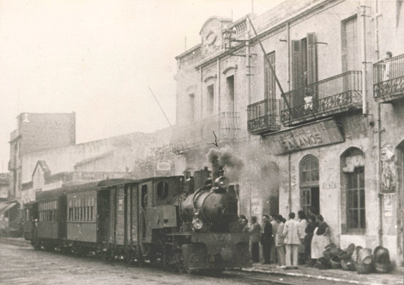 El tren davant l’estació habilitada després de la Guerra Civil. (Foto: Col. G. Ñaco. SAMP).