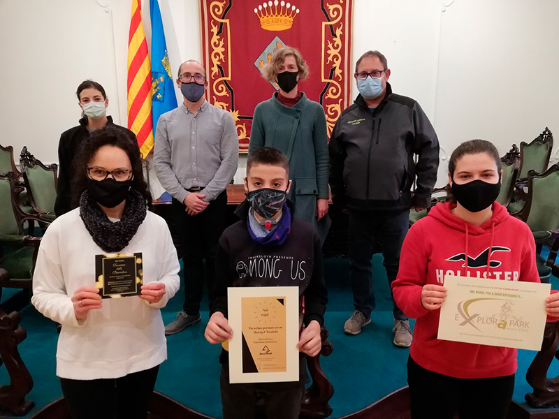 Encarni González, Biel Santos i Maria Borràs, acompanyats de l’alcalde, la regidora de Cultura, i els representants de la Colla Les Folloneres i de la