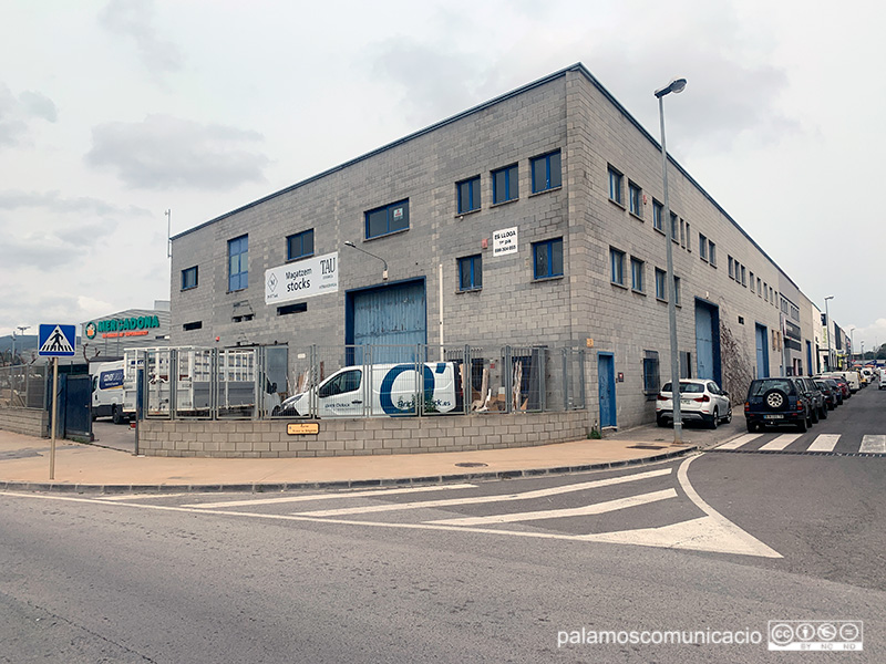 La nau està situada al carrer d'Arnau Sa Bruguera, 6, al polígon industrial de Sant Joan.