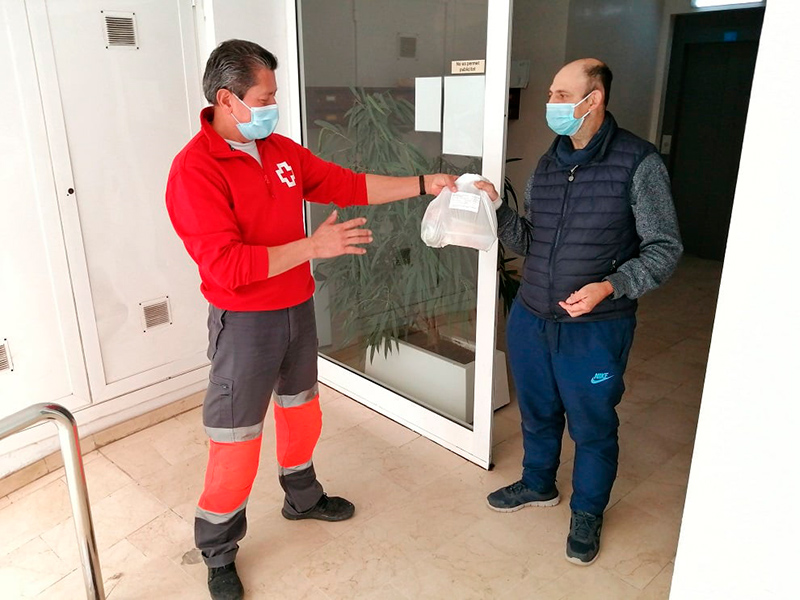 Creu Roja Palamós fa la distribució dels àpats a persones grans o amb algun tipus de dependència. (Foto: Ajuntament de Palamós).