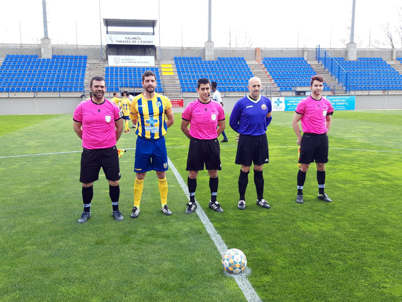 El capità David Cano es va retrobar amb el seu antic company al degà, Joan Bayona, ara defensant la porteria del L'Escala. (Foto: Palamós CF).