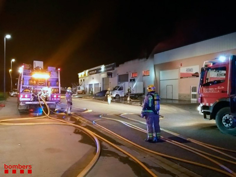 L'avís de l'inendi s'ha rebut a les 20:59 hores. (Foto: Bombers de la Generalitat).