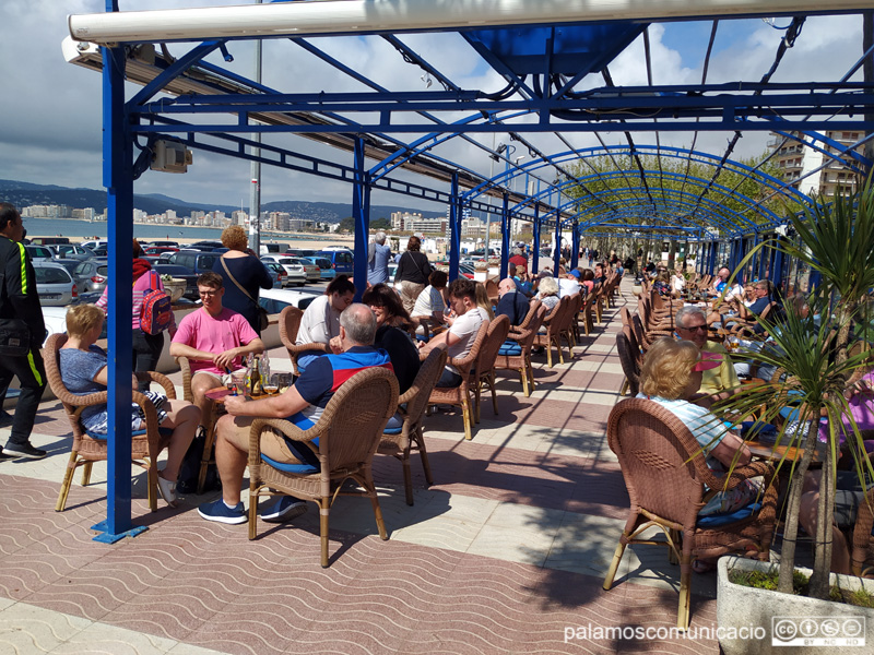 Turistes en una terrassa de Palamós, la Setmana Santa de l'any 2019.