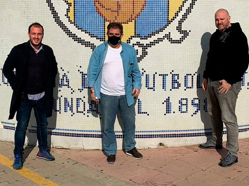 Eduardo Vílchez, al centre, torna a entrenar al Palamós després de vuit anys. (Foto: Palamós CF).