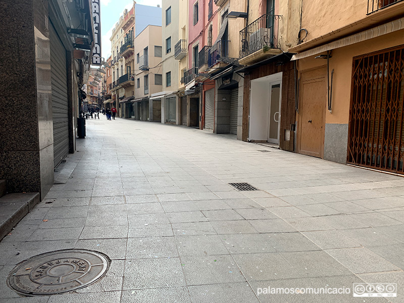 Comerços tancats al carrer Major, el darrer cap de setmana de febrer.