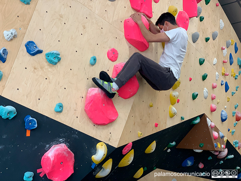 Un noi escalant al Rocòdrom 9C, la passada setmana.
