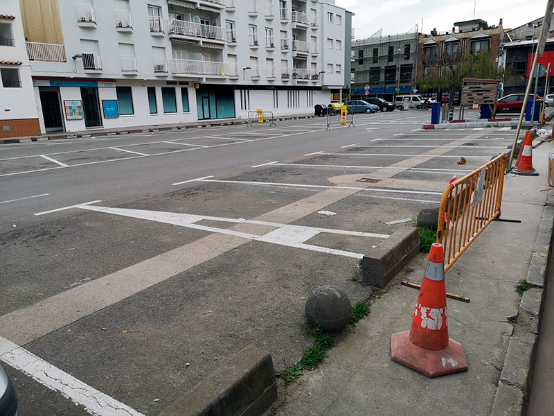 L'aparcament de l'Equitativa, tancat per obres de millora de la vorera del carrer de Santa Bàrbara. (Foto: Ajuntament de Palamós).