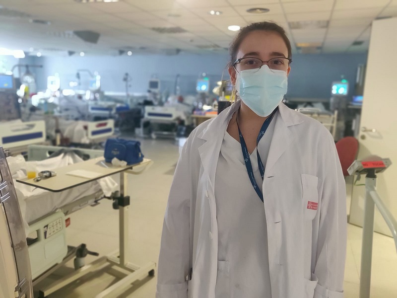 Jennifer Monge, infermera de l'hospital de Palamós, ha explicat avui la seva experiència personal i professional. (Foto: SSIBE).