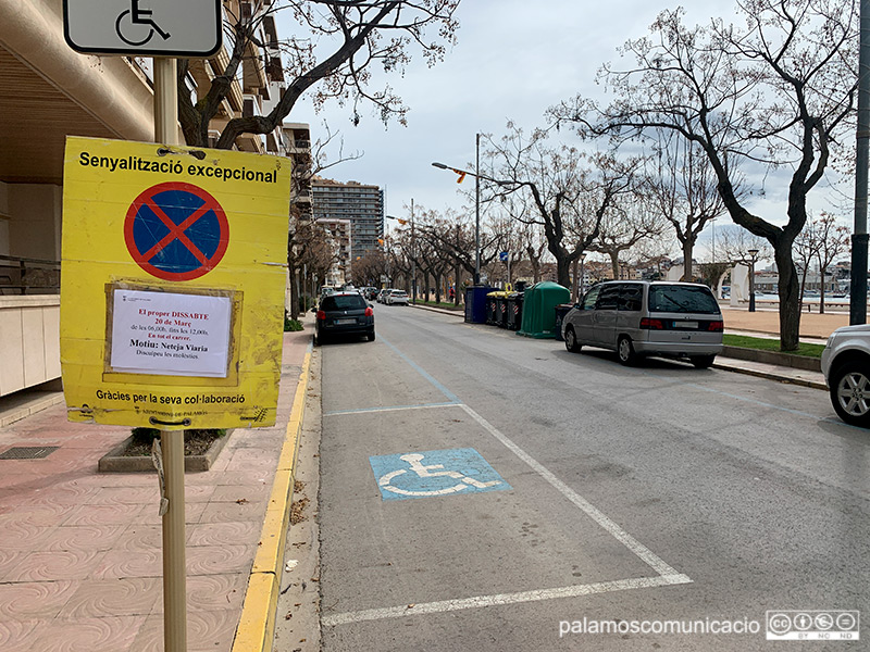 Senyalització al passeig del Mar informant que demà s'hi farà una neteja intensiva.