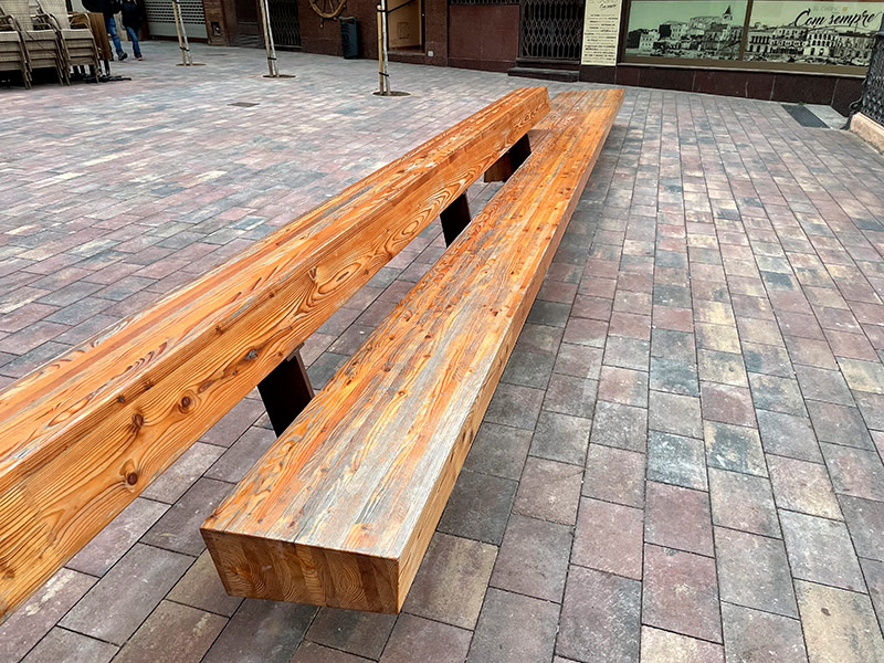 El banc de la Plaça Murada de Palamós. (Foto: Junts x Catalunya Palamós i Sant Joan).