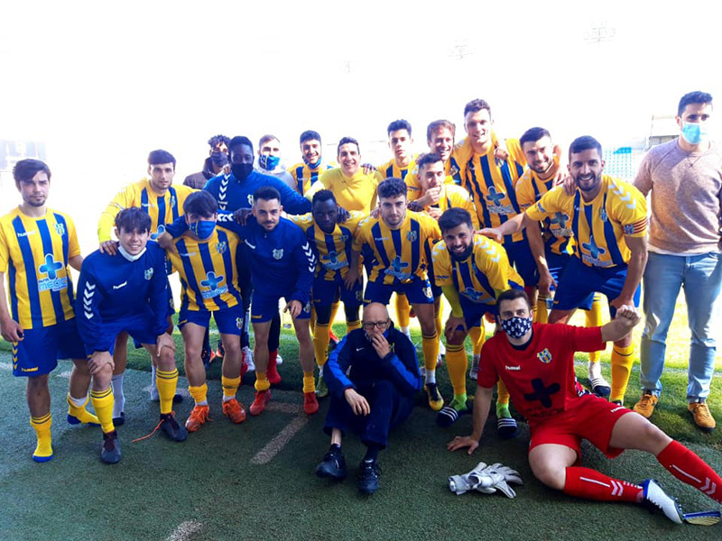 La plantilla del Palamós celebrant la victòria d'ahir. (Foto: Palamós CF).