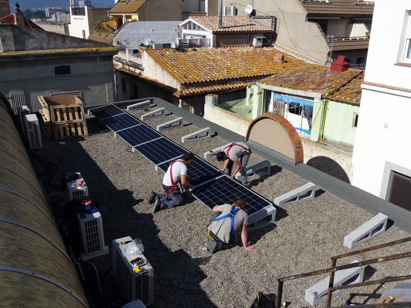 Instal·lació de plaques fotovoltàiques a la teulada de l'Ajuntament, l'any passat. (Foto: Ajuntament de Palamós).