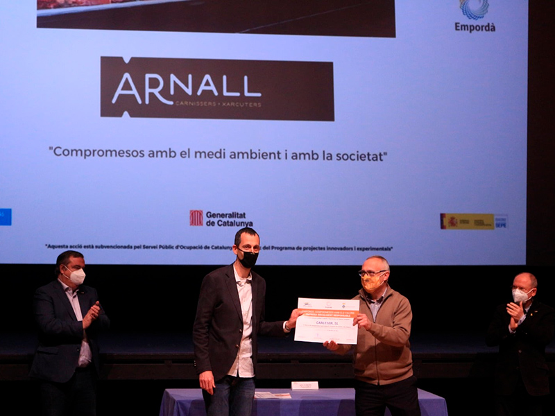 Sergi Arnall, de Carnisseries Arnall, recollint el reconeixement atorgat pel Consell Comarcal del Baix Empordà. (Foto. Consell Comarcal).