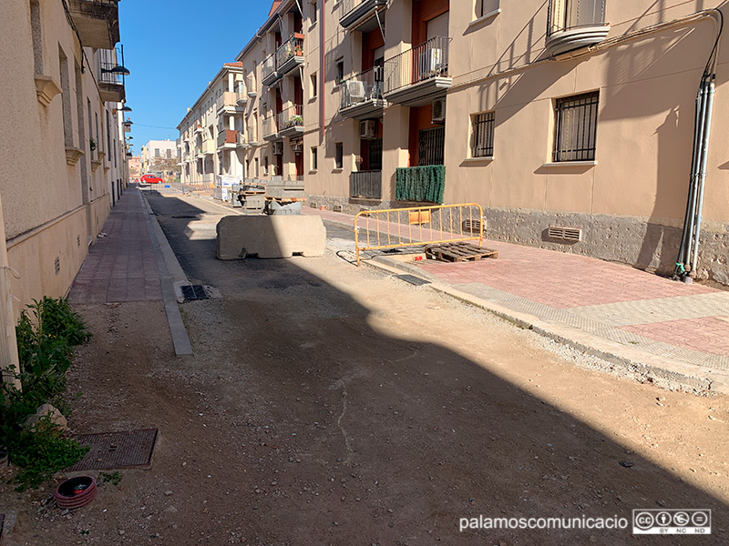 El carrer de Santa Marta, un dels més afectats pel retard de les obres de l'Eixample.