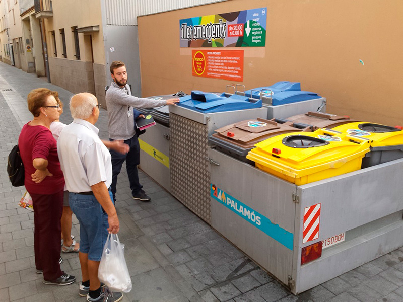 Imatge d'arxiu d'una activitat de conscienciació i sensibilització per fomentar el reciclatge. (Foto: Ajuntament de Palamós).