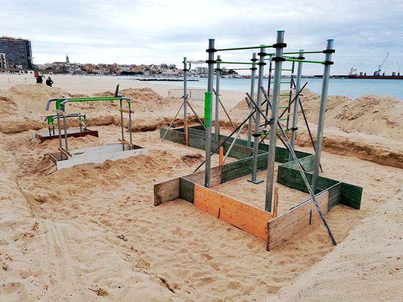 El parc de cal·listènia s'està instal·lant al costat de la pista de bàsquet del passeig del Mar. (Foto: Ajuntament de Palamós).