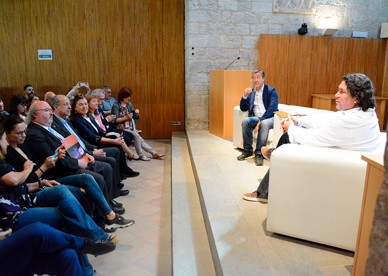 Un dels actes organitzats per la Càtedra, amb els cuiners Joan Roca i Gastón Acurio. (Foto: Ajuntament de Calonge i Sant Antoni).