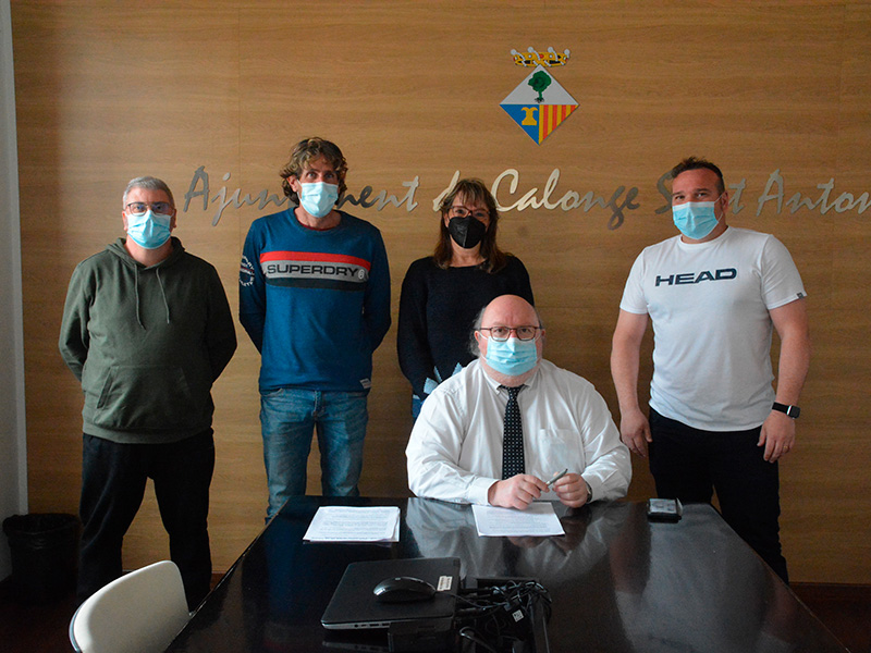 L’alcalde de Calonge i Sant Antoni, Jordi Soler, i representants sindicals de la Policia Local. (Foto: Ajuntament de Calonge i Sant Antoni).