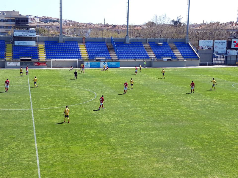 Un instant del partit entre el Palamós i la UE Vic. (Foto: Palamós CF).