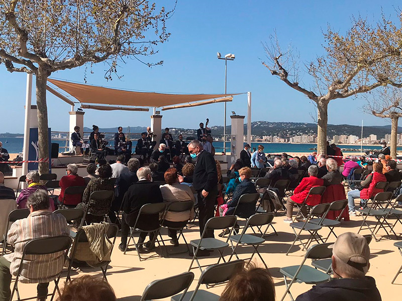 L'estrena del nou paviment ha coincidit amb el concert de sardanes d'aquest diumenge. (Foto: Ajuntament de Palamós).