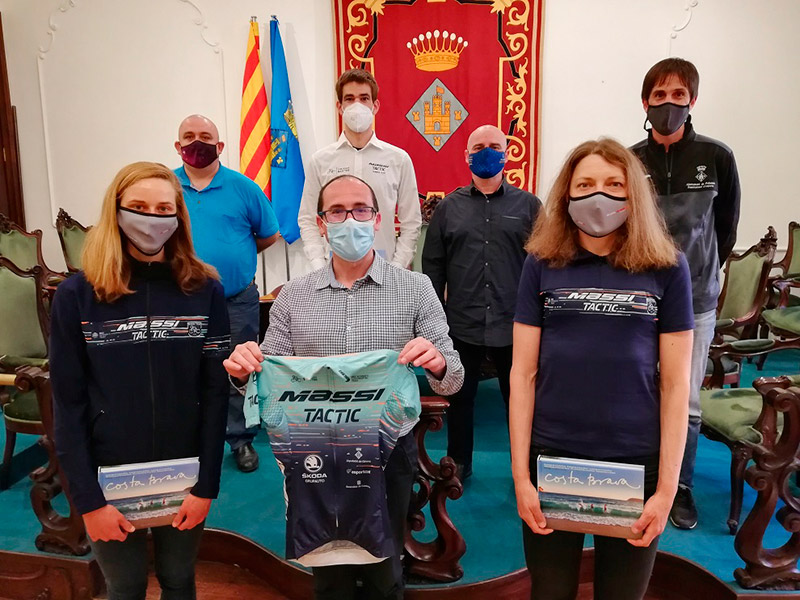 Vita Heine i Emma Grant, amb l'alcalde, els managers de l'equip Massi-Tactic, i del regidor i el tècnic d'Esports. (Foto: Ajuntament de Palamós).