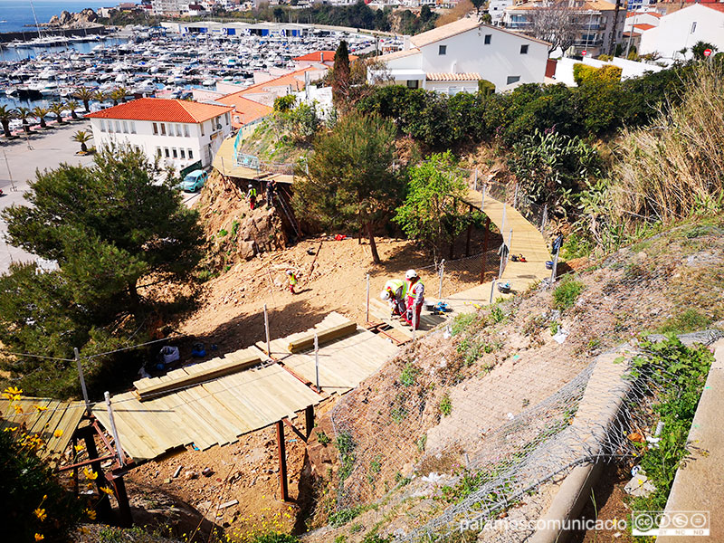 Els operaris fent ahir els darrers treballs a la zona del Morro dle Vedell.