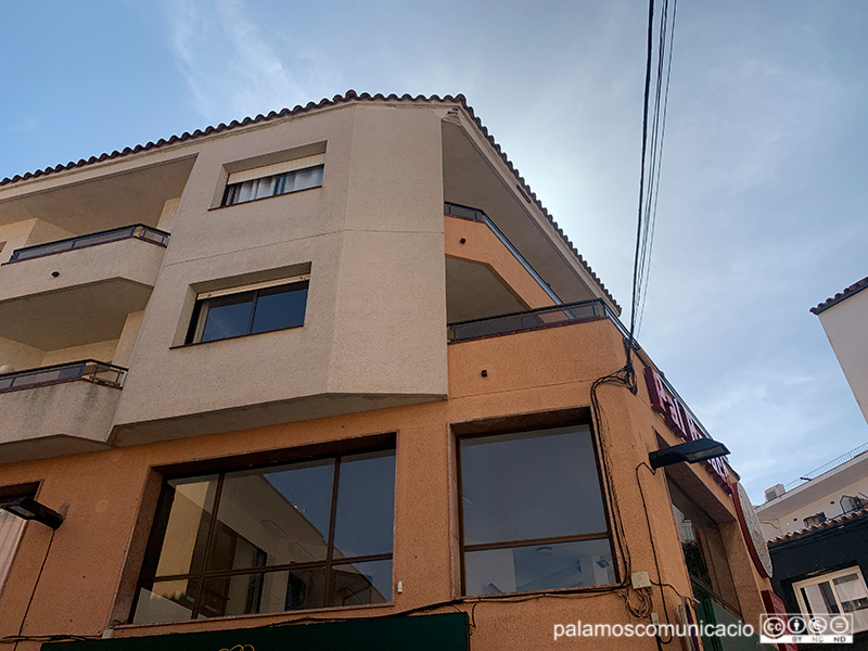 Edifici del carrer de López Puigcerver on es van desprendre elements d'una façana.