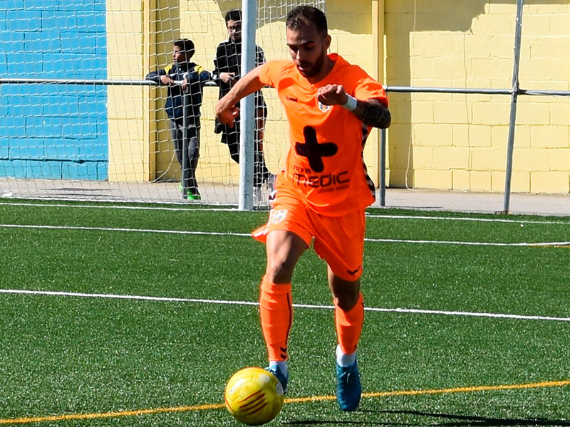 Joel Salas, en una imatge d'arxiu, jugant un partit amb el Palamós CF. (Foto: Sergi Cortés).