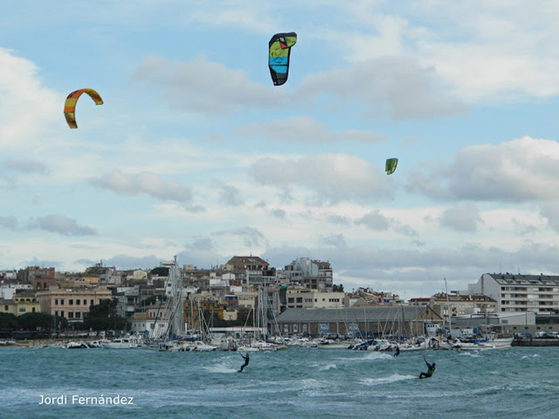 Imatge d'arxiu amb gent fent kitesurf a la badia de Palamós. (Foto: Jordi Fernàndez).