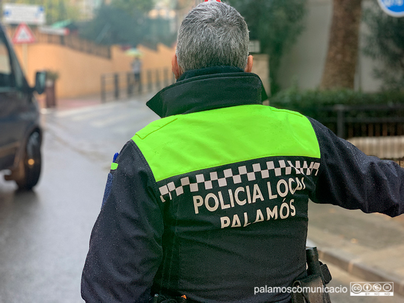 Una agent de la Policia Local de Palamós regulant el trànsit al carrer de Xaloc.