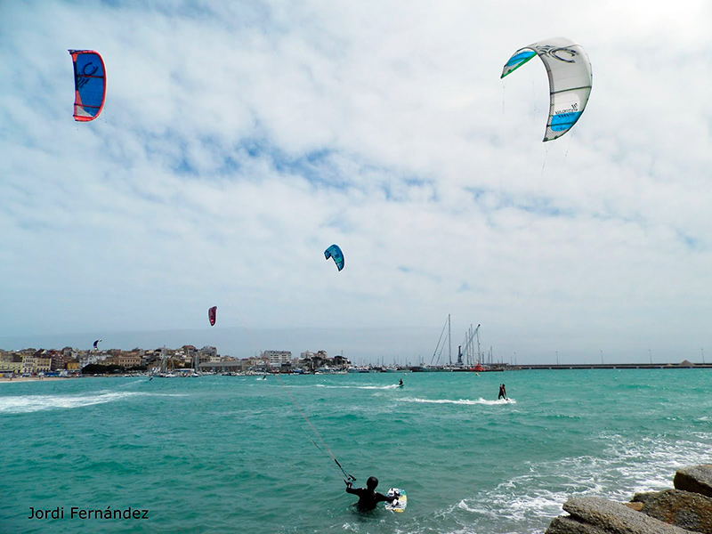 Esportistes practicant kitesurf a la badia de Palamós en una imatge d'arxiu. (Foto: Jordi Fernández).